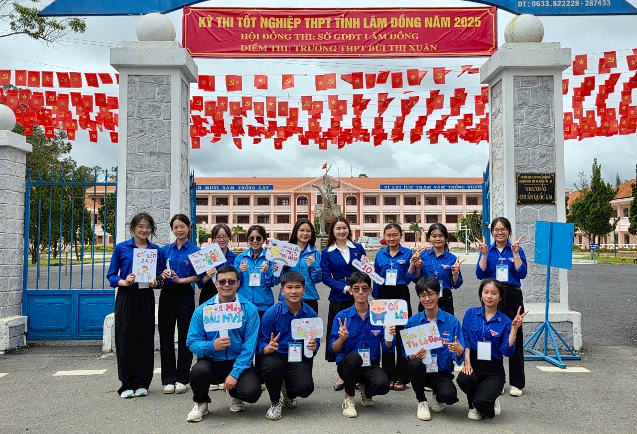 đội hình sinh viên tình nguyện Trường Đại học Đà Lạt tham gia tiếp sức mùa thi 