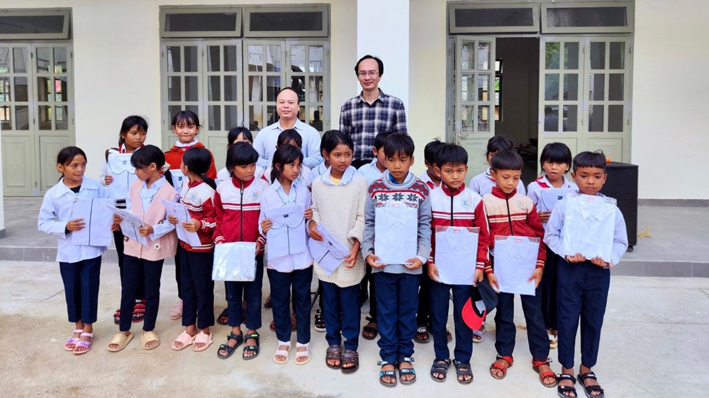 rường Đại học Yersin Đà Lạt Áo trắng yêu thương học sinh có hoàn cảnh khó khăn ở các vùng sâu, vùng xa 