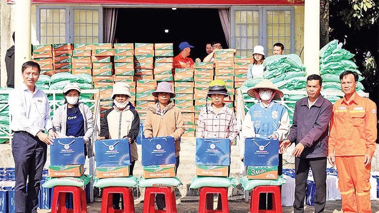 Công ty thủy điện Buôn Kuốp tặng quà các hộ nghèo ở buôn Tua Srah, xã Nam Ka, huyện Lắk. congtythuydien.jpg
