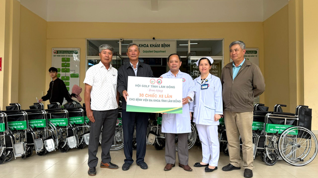 Hội Golf trao tặng đến lãnh đạo Bệnh viện Đa khoa tỉnh Lâm Đồng