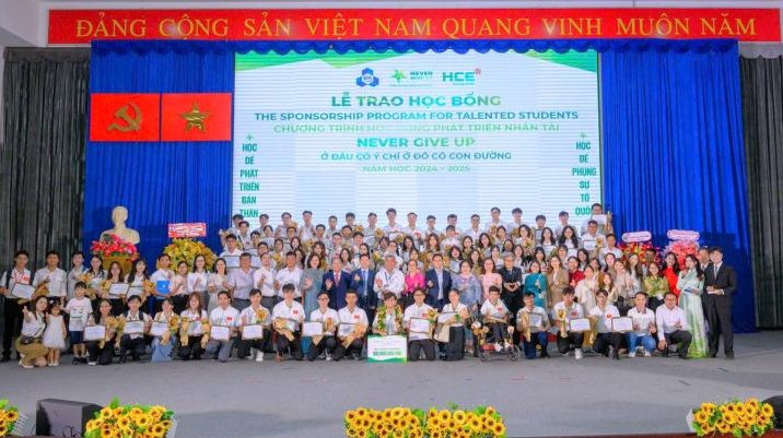 Lễ trao học bổng “The sponsorship program for talented students – Never Give Up”.
