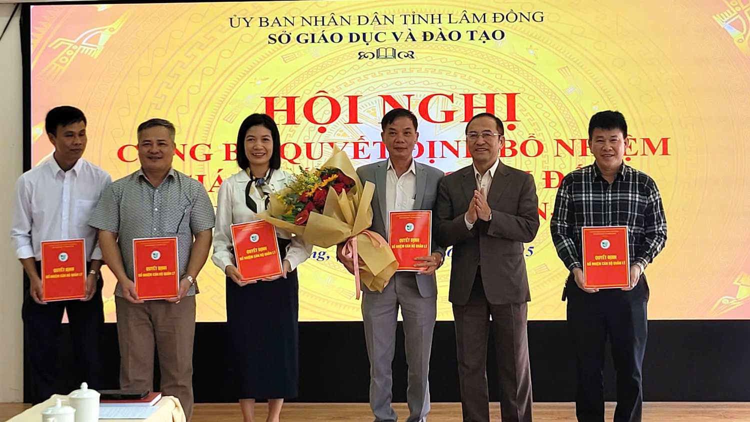 Trao Quyết định bổ nhiệm cho lãnh đạo các Trung tâm GDNN-GDTX