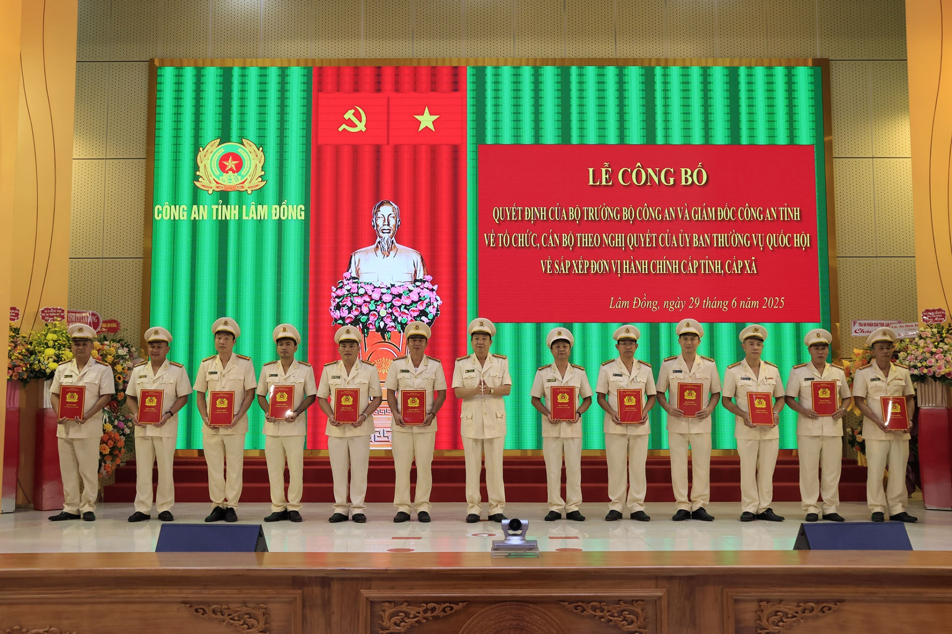Lãnh đạo Công an tỉnh trao các quyệt định bổ nhiệ các Phó trưởng phòng nghiệp vụ