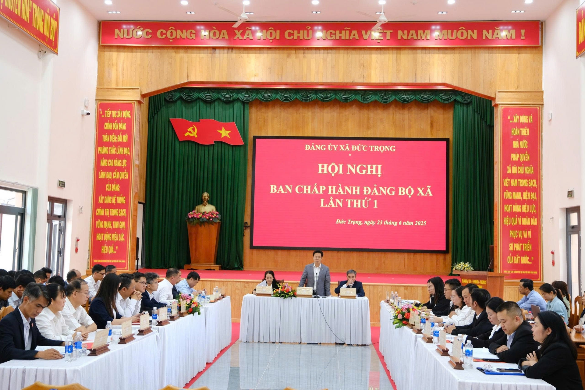 Quang cảnh xã Đức Trọng vận hành thử nghiệm các nội dung liên quan đến việc thành lập các tổ chức Đảng, HĐND, UBND