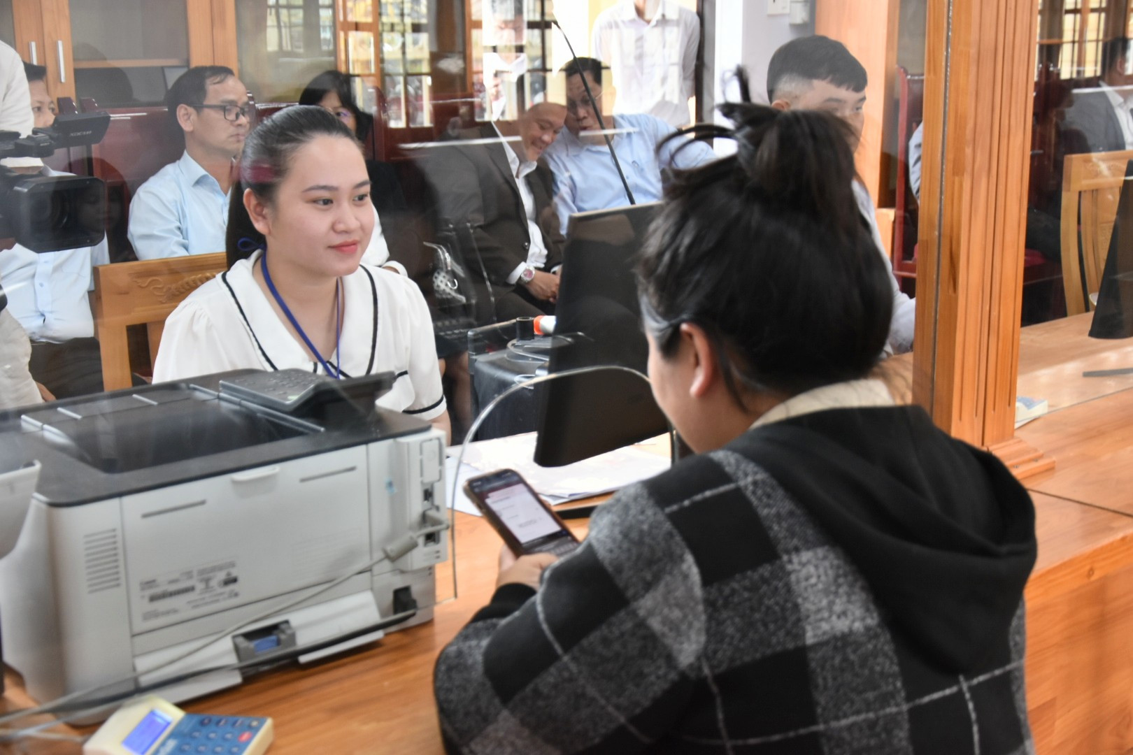 Cán bộ, công chức niềm nở, nhiệt tình hỗ trợ người dân giải quyết thủ tục hành chính