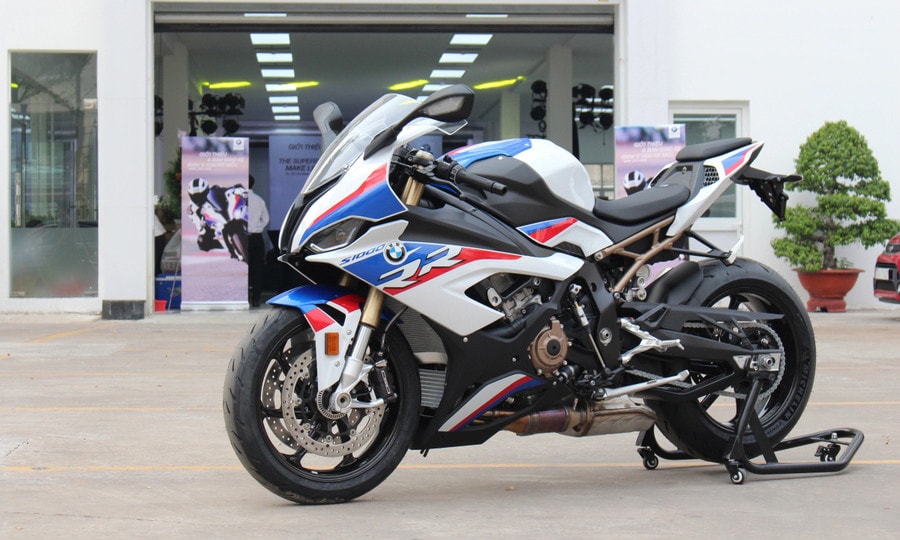 BMW S1000RR 2025 thiết kế khí động học mới với cánh gió thể thao, tăng lực ép khi chạy tốc độ cao. Ảnh: S.T 286.jpg