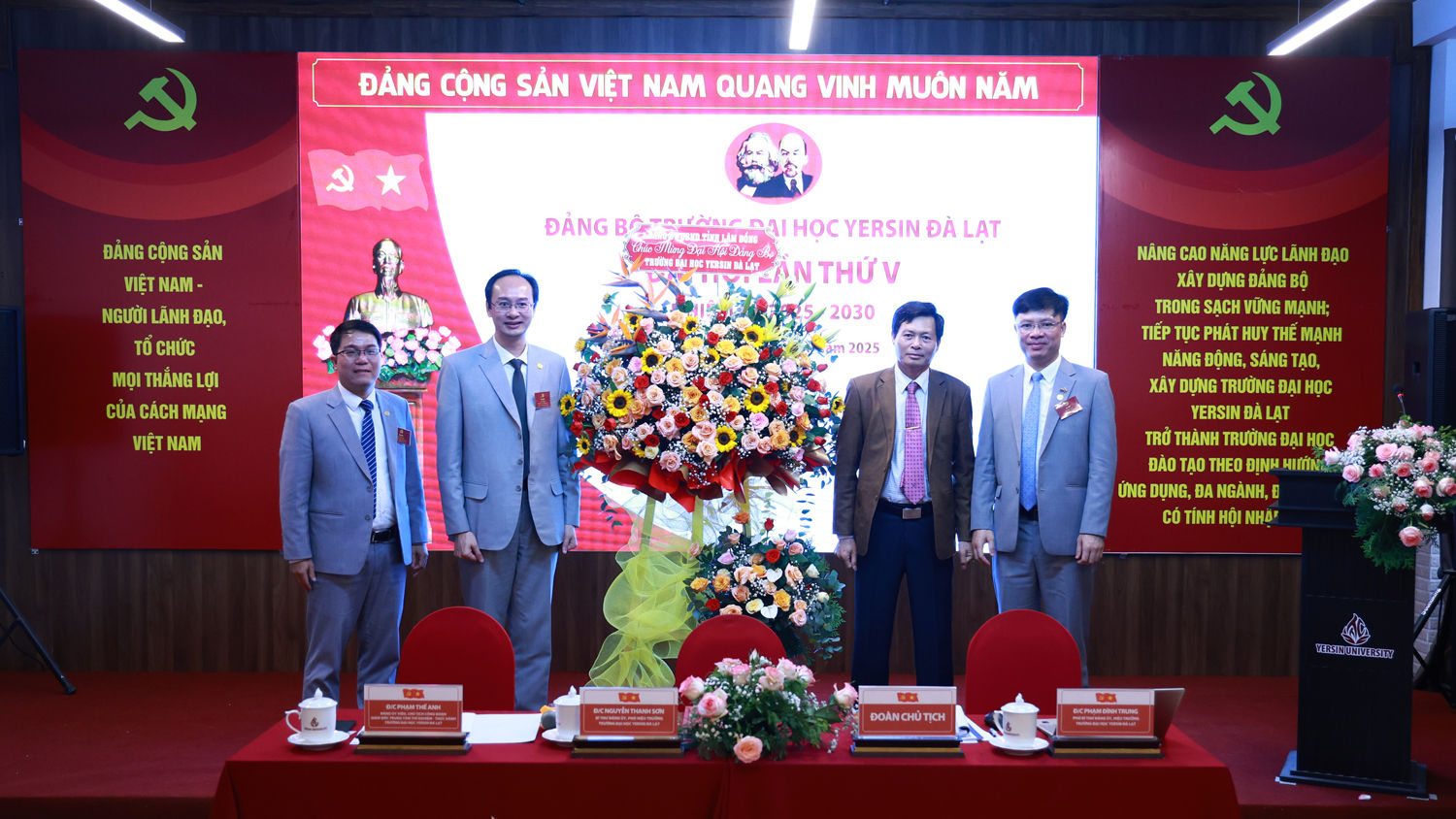 Đồng chí Hoàng Xuân Hường - Phó Bí thư Đảng ủy UBND tỉnh Lâm Đồng tặng hoa chúc mừng Đại hội