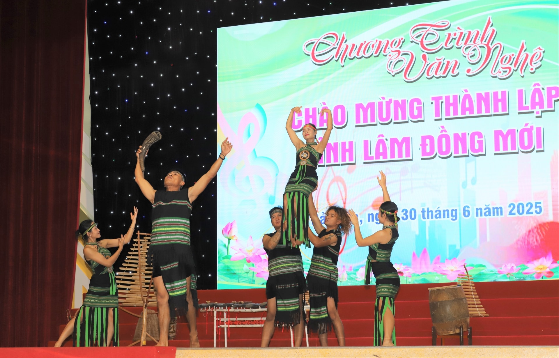 Tiết mục múa bên khung dệt