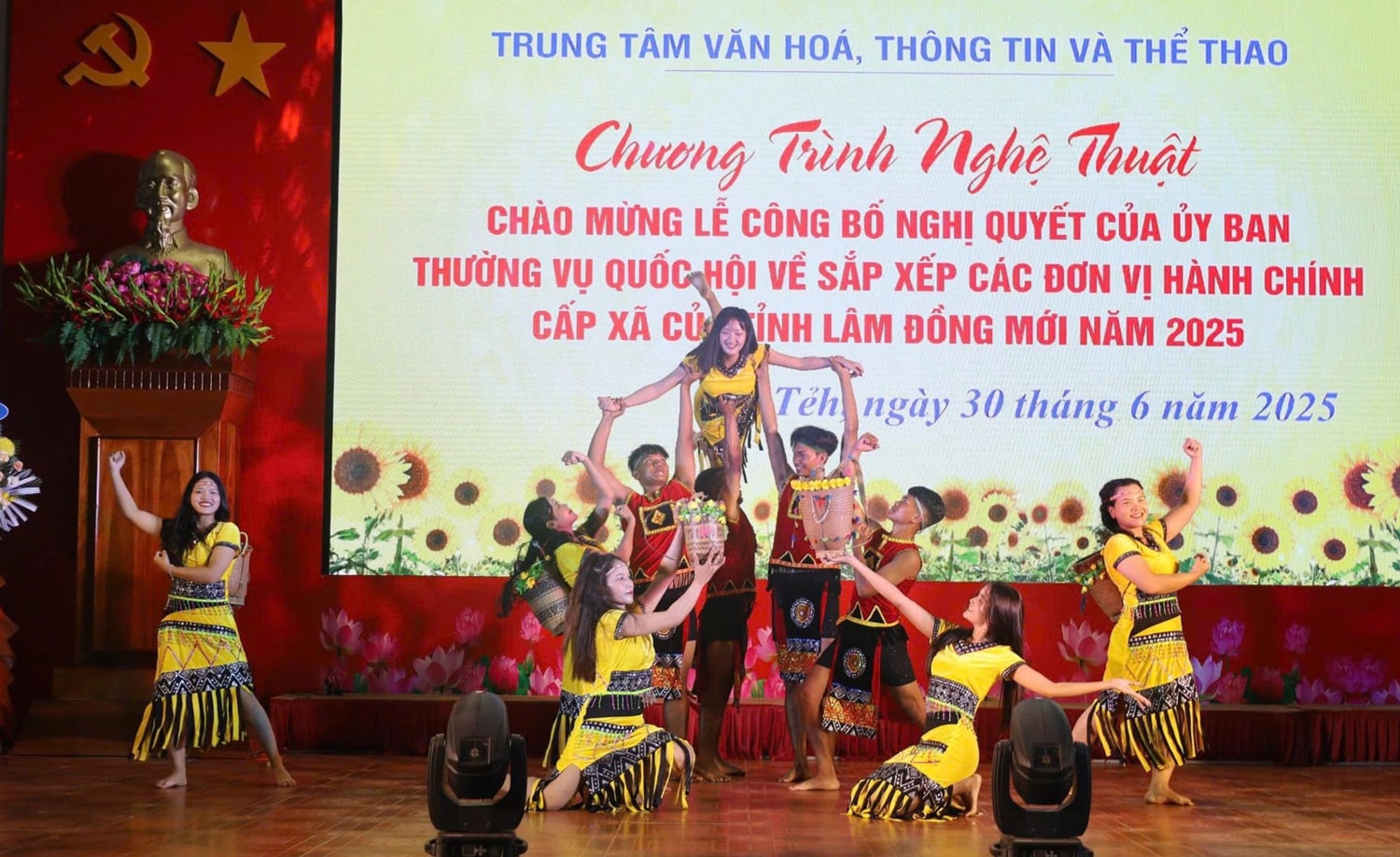 Các tiết mục văn nghệ thể hiện bản sắc văn hoá truyền thống của mỗi vùng miền trên quê hương Việt Nam tươi đẹp