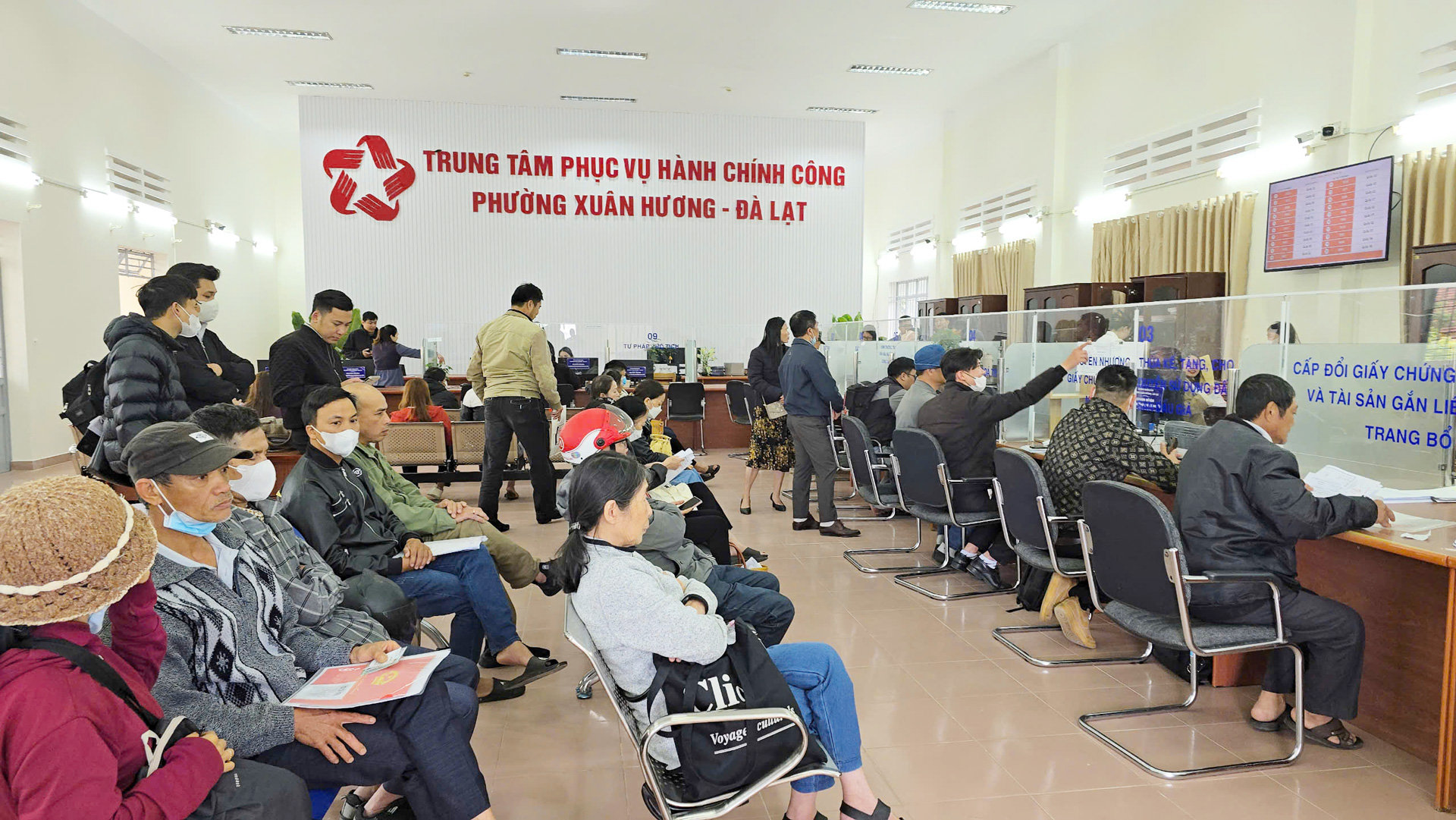 Người dân đến làm TTHC tại Trung tâm Phục vụ hành chính công phường Xuân Hương - Đà Lạt
