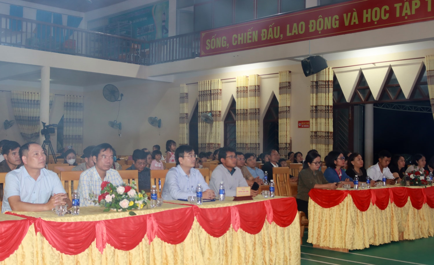 Các đại biểu cùng người dân thưởng thức các tiết mục văn nghệ