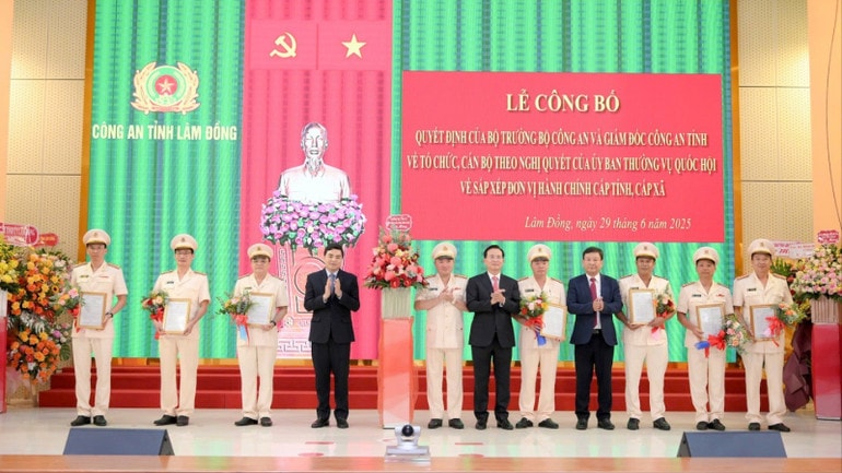 Lễ công bố quyết định các tổ chức, cán bộ của tỉnh Lâm Đồng mới. b981f43297bf20e179ae-8254.jpg