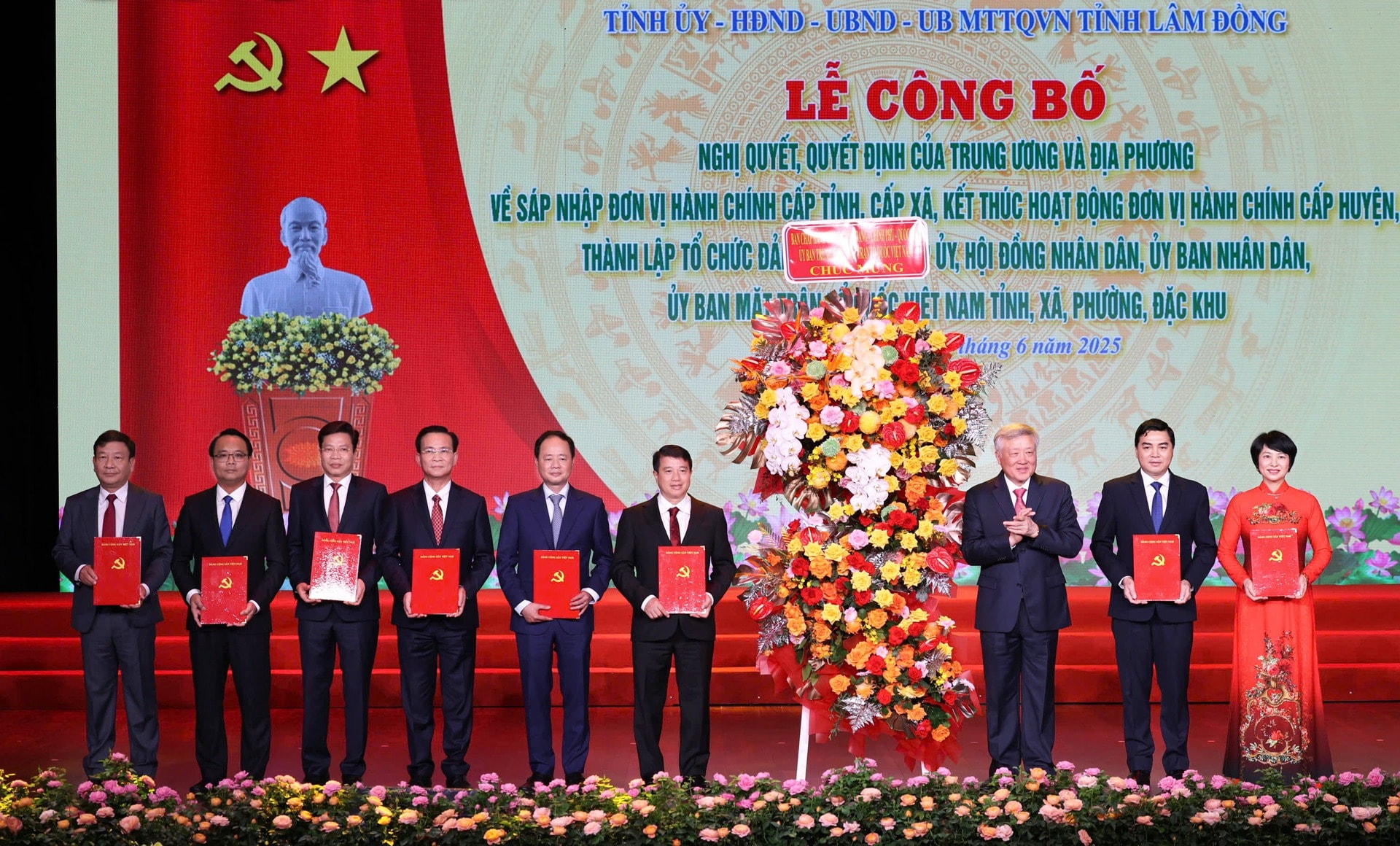 Đồng chí Nguyễn Hòa Bình - Ủy viên Bộ Chính trị, Phó Thủ tướng Thường trực Chính phủ trao các nghị quyết, quyết định của Trung ương cho Ban Chấp hành Đảng bộ tỉnh Lâm Đồng