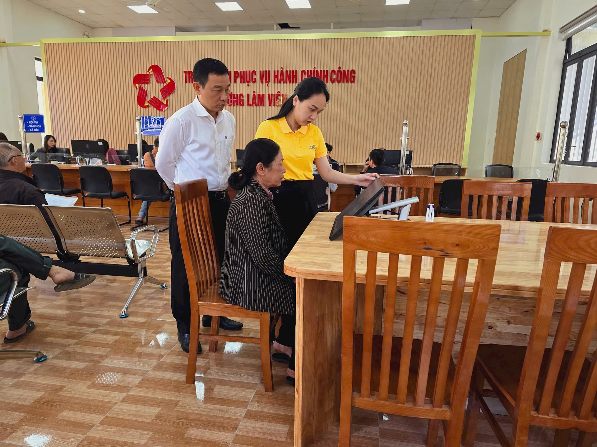 Ông Phạm Hồng Hải - Giám đốc Bưu điện tỉnh Lâm Đồng kiểm tra nhân viên bưu điện hỗ trợ người dân tại phường Lâm Viên Đà Lạt