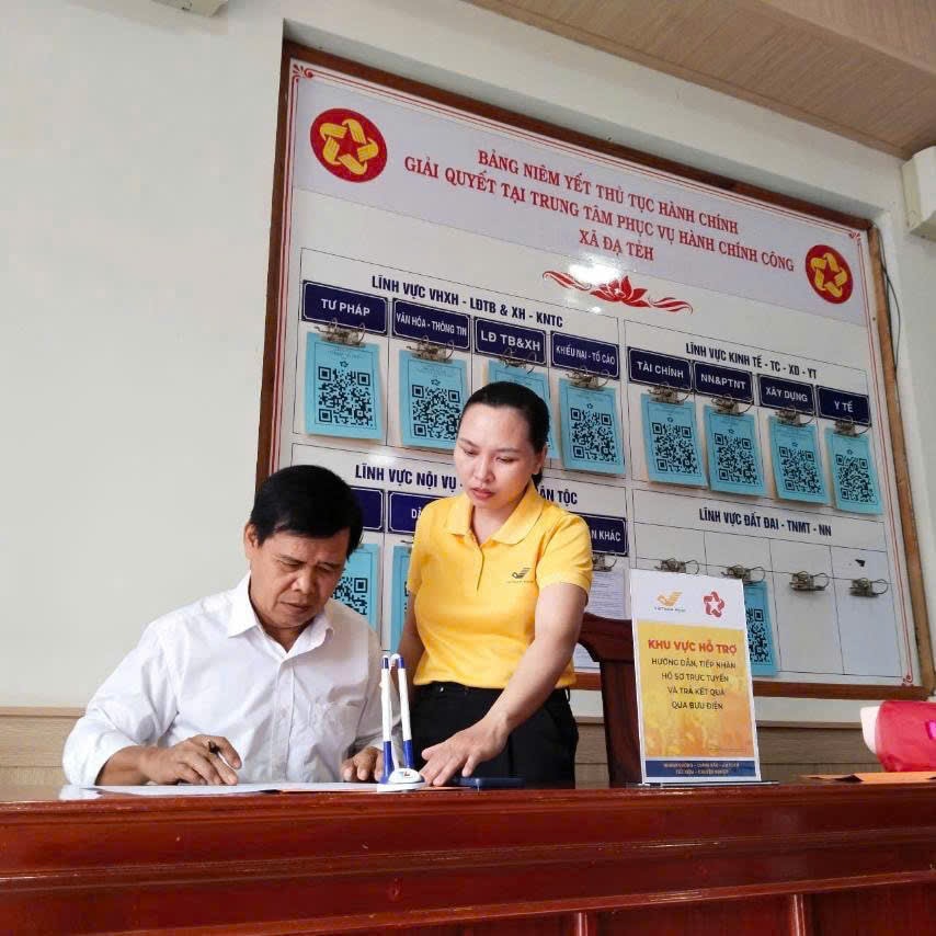 Nhân viên Bưu điện hỗ trợ người dân nộp thủ tục hành chính tại Trung tâm Phục vụ Hành chính công xã Đạ Tẻh