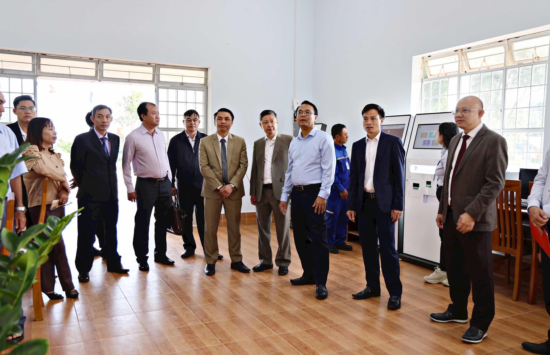 អនុលេខាគណៈកម្មាធិការបក្សខេត្ត លោក ដាង ហុងស៊ី បានវាយតម្លៃខ្ពស់ចំពោះការរៀបចំរបស់មូលដ្ឋាន ដើម្បីដាក់ឱ្យដំណើរការមជ្ឈមណ្ឌលសេវារដ្ឋបាលឃុំ ដែលបានចូលដំណើរការជាផ្លូវការចាប់ពីថ្ងៃទី ០១ ខែកក្កដា។