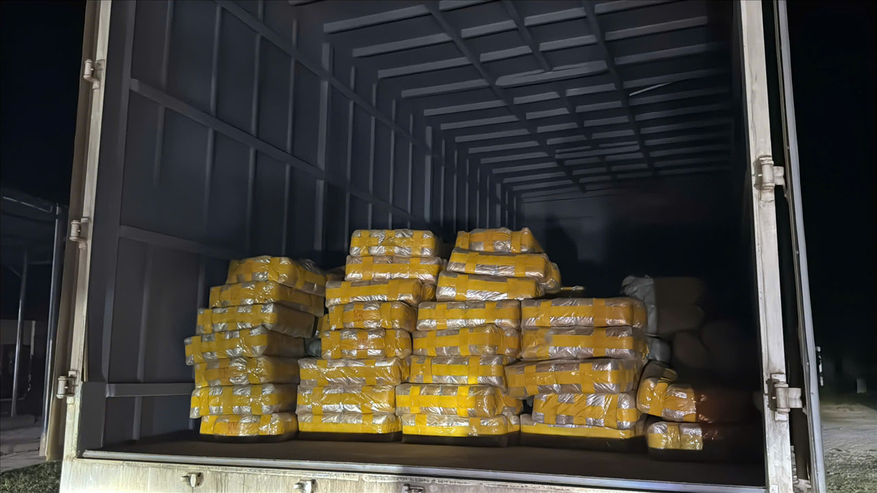Một trong số các xe ô tô vận chuyển số ma túy tổng hợp bị bắt giữ.