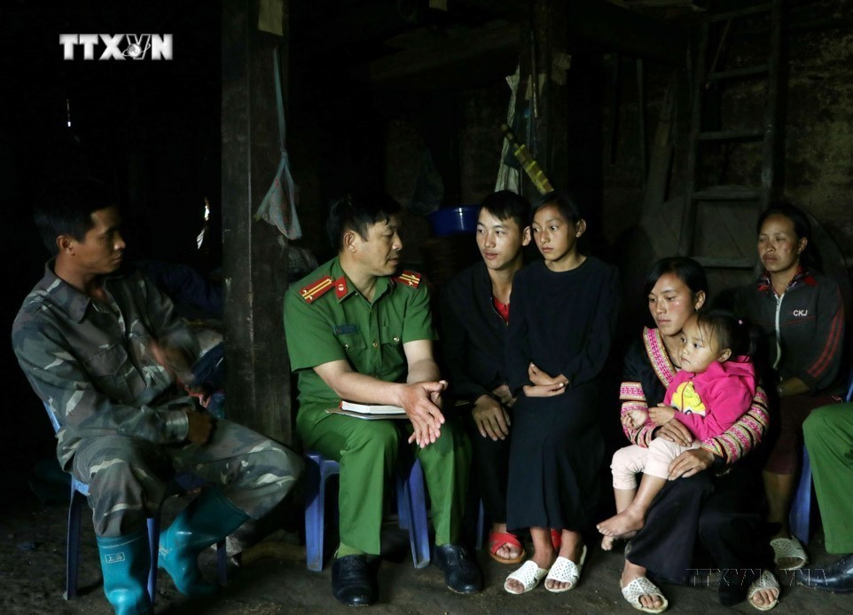 Lực lượng Công an xã tuyên truyền cho người dân về tác hại của ma túy tại bản Mao Sa Phìn, xã Sà Dề Phìn, huyện Sìn Hồ, Lai Châu. Ảnh: Quý Trung – TTXVN.   