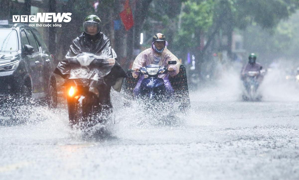 Dự báo thời tiết 10 ngày tới, miền Bắc liên tục hứng mưa làm tăng nguy cơ xảy ra lũ quét, sạt lở ở vùng núi và ngập úng đô thị. (Ảnh minh hoạ: Quốc Anh)