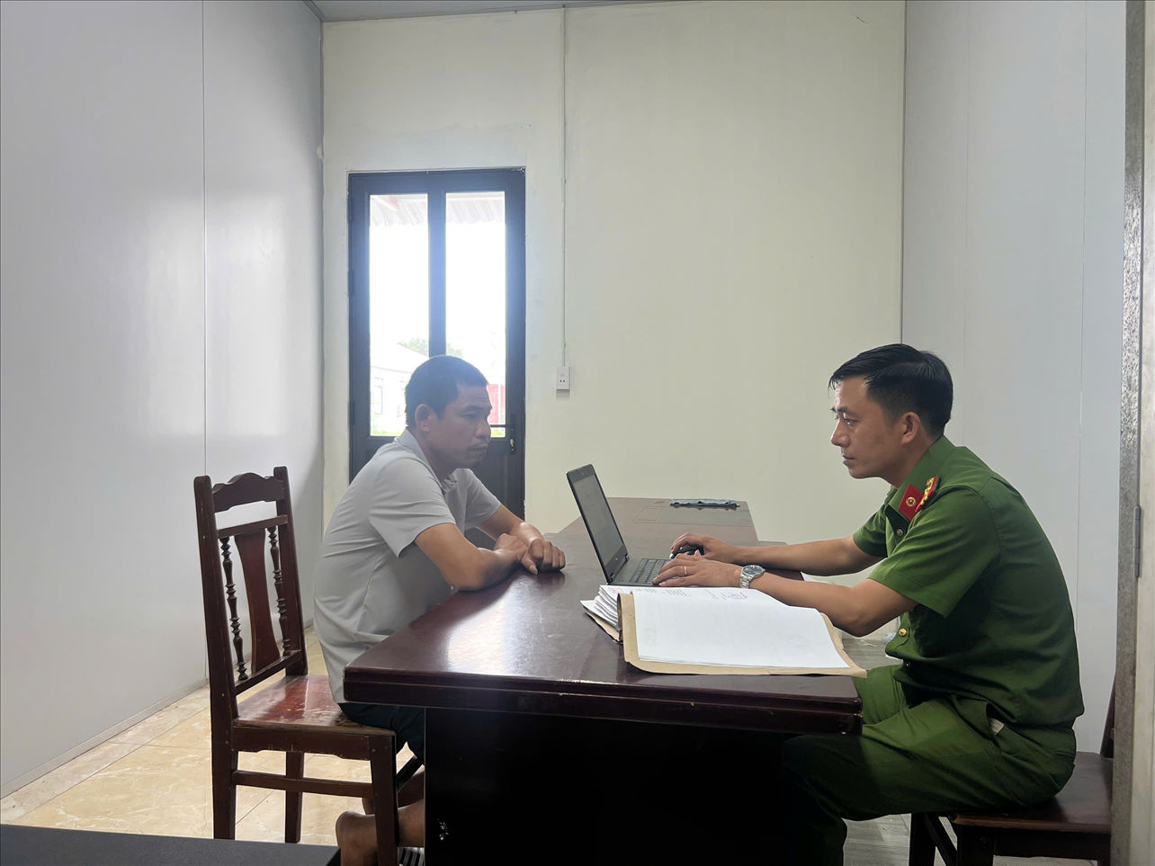 Cơ quan điều tra làm việc với các đối tượng.