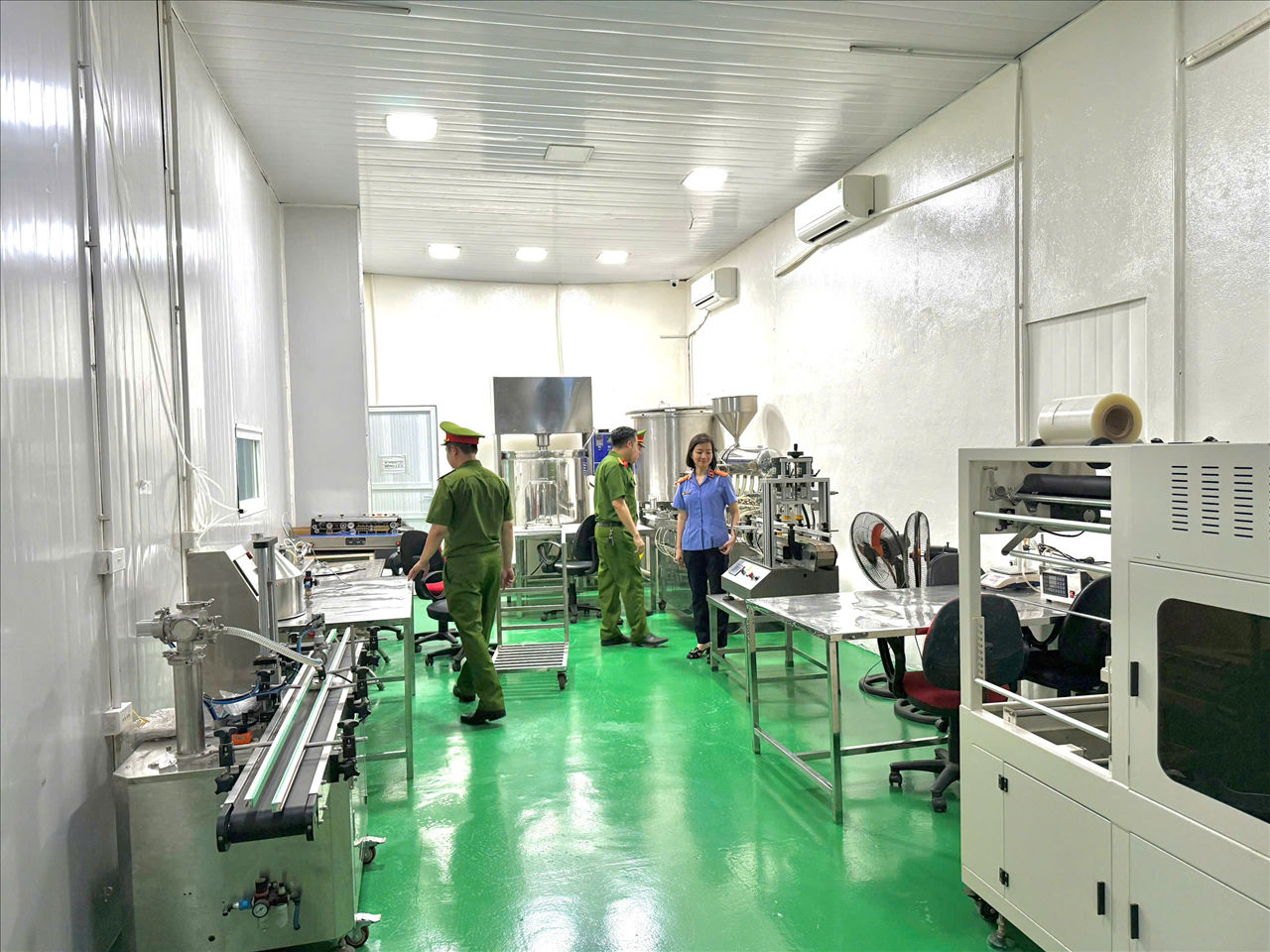 Cơ quan Công an khám xét và thu giữ một số tang vật tại xưởng sản xuất của đối tượng. 