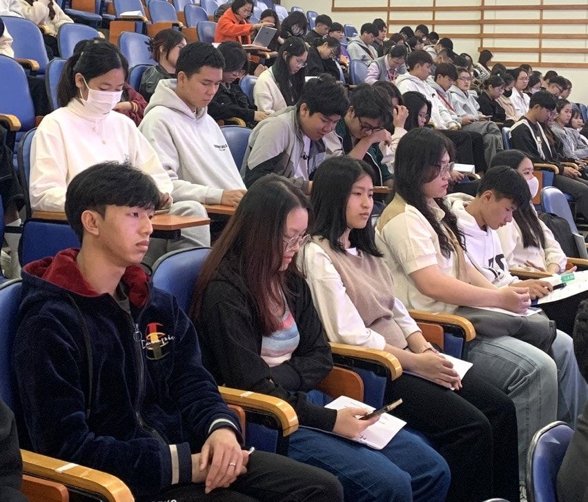 Đông đảo sinh viên tham dự lễ phát động Cuộc thi “Khởi nghiệp đổi mới sáng tạo trong lĩnh vực nông nghiệp ứng dụng công nghệ cao năm 2025” tại Lâm Đồng