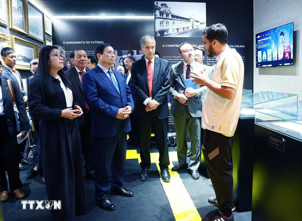 Thủ tướng Phạm Minh Chính và Phu nhân Lê Thị Bích Trân thăm phòng truyền thống của Câu lạc bộ bóng đá Vasco da Gama. (Ảnh: Dương Giang/TTXVN)