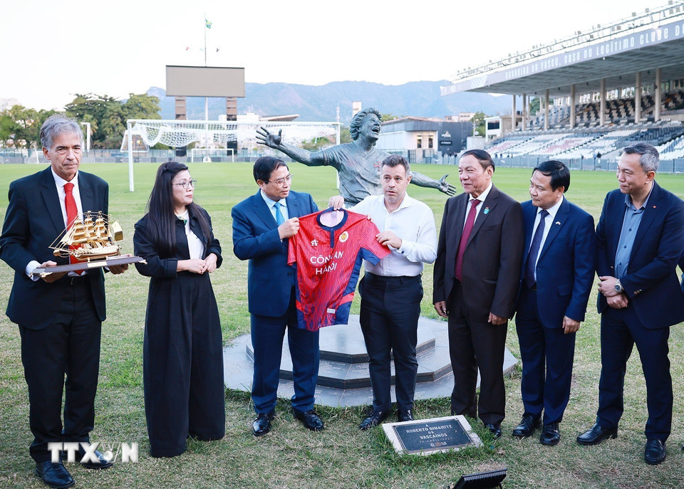 Thủ tướng Phạm Minh Chính tặng áo Câu lạc bộ Công an Hà Nội cho đại diện Câu lạc bộ bóng đá Vasco da Gama. (Ảnh: Dương Giang/TTXVN)