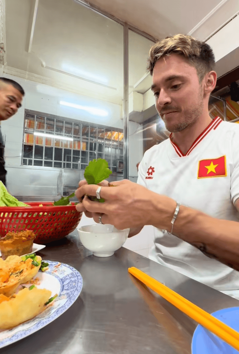 Chàng Tây ăn món Việt chuyên nghiệp nhất mạng xã hội - 2
