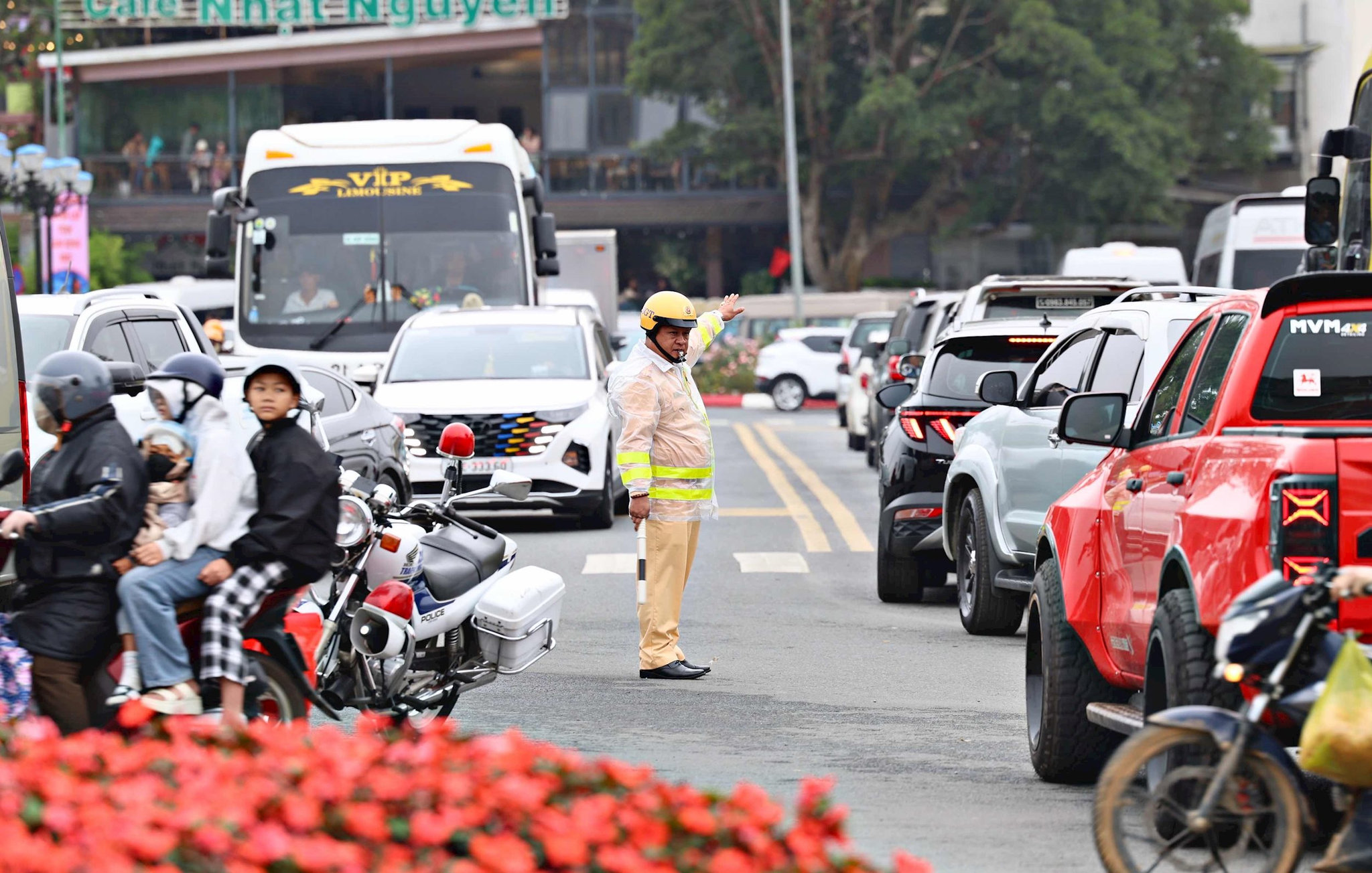 Lực lượng CSGT, Công an tỉnh Lâm Đồng điều tiết giao thông khu vực trung tâm Phường Xuân Hương- Đà Lạt sáng 8/7