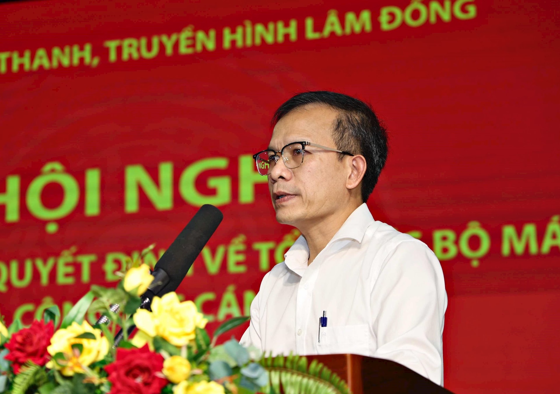 Đồng chí Lê Hữu Túc - Chánh Văn phòng Báo và Đài PTTH Lâm Đồng công bố các quyết định bổ nhiệm nhân sự