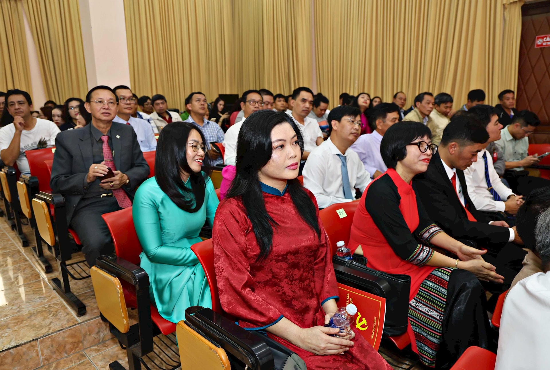 Cán bộ, phóng viên, biên tập viên Báo và PTTH Lâm Đồng tham dự hội nghị