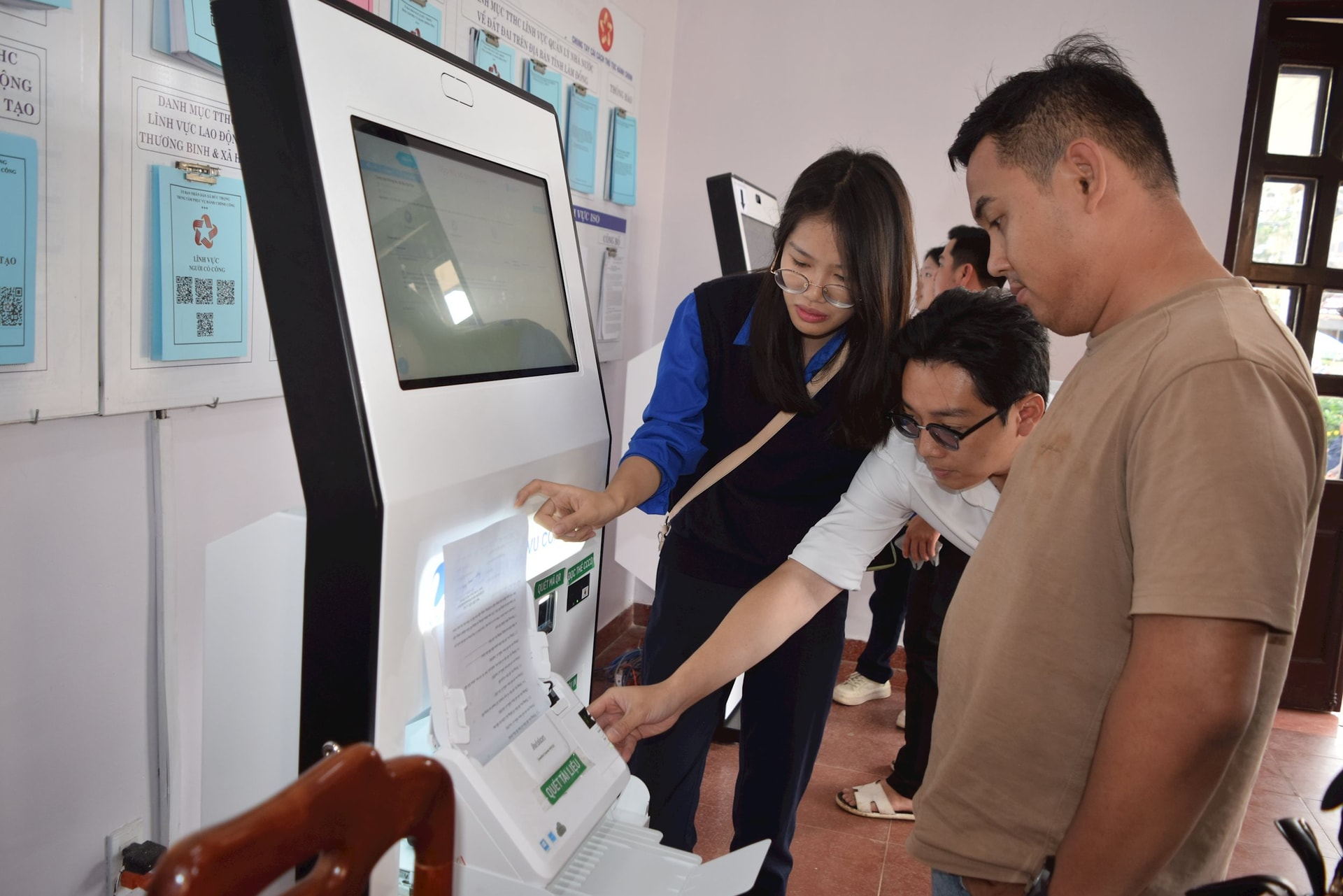 Đoàn viên thanh niên xã Đức Trọng hỗ trợ người dân tại Trung tâm hành chính công của xã