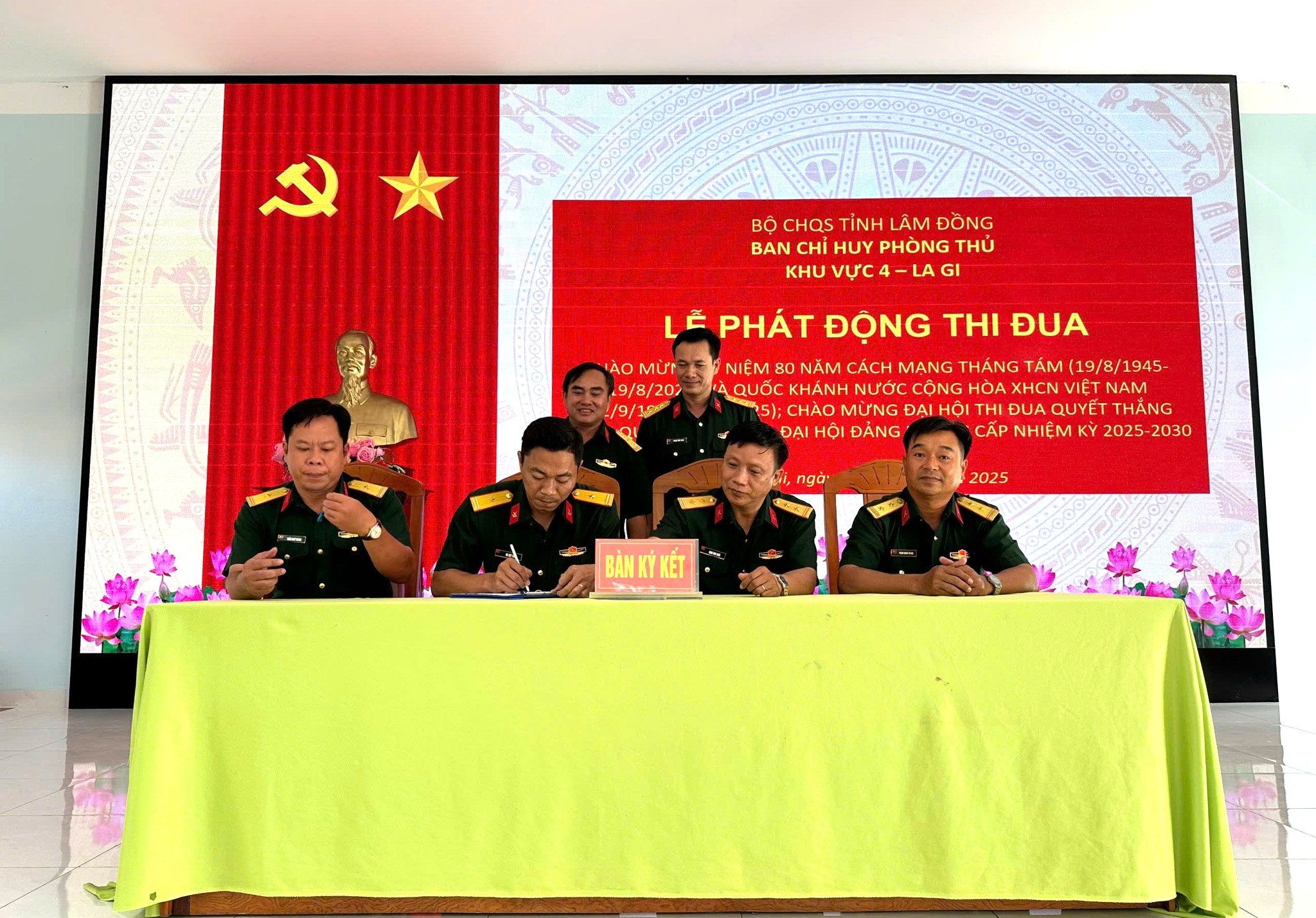 Thượng tá Phạm Viết Toản - Chỉ huy trưởng; Thượng tá Phạm Văn Soái – Chính ủy Ban Chỉ huy Phòng thủ Khu vực 4 – La Gi chứng kiến các đơn vị trực thuộc ký kết thi đua. 