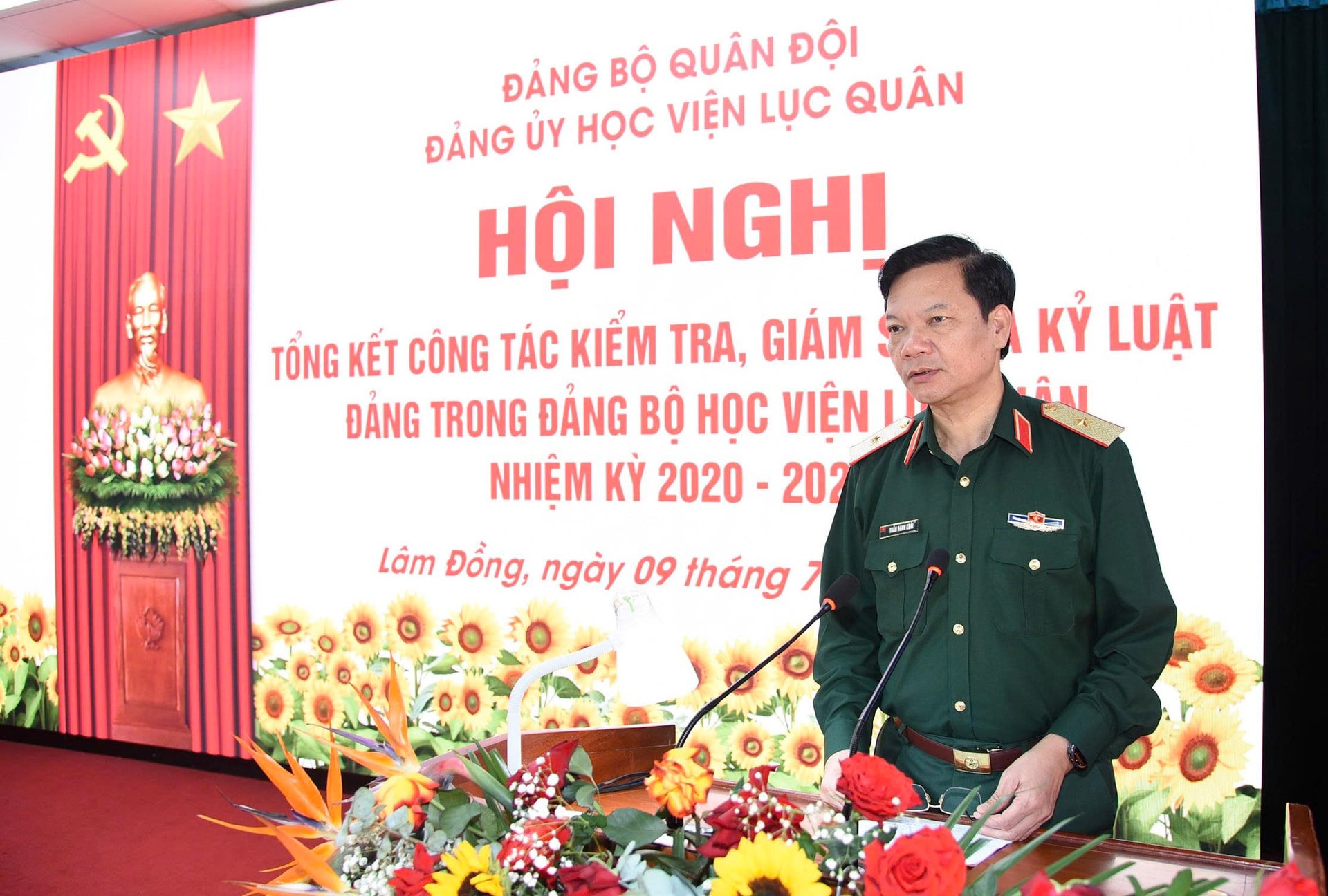 Thiếu tướng Trần Danh Khải - Bí thư Đảng ủy, Chính ủy Học viện dự và phát biểu chỉ đạo tại hội nghị