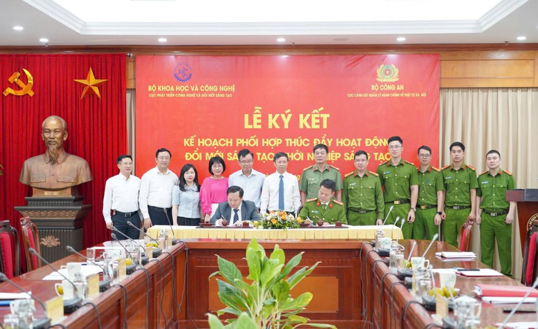 Bộ Công an chủ trì, phối hợp các bộ, ngành, cơ quan, tổ chức có liên quan hỗ trợ ươm tạo, phát triển hệ sinh thái khởi nghiệp về khoa học, công nghệ và đổi mới sáng tạo về dữ liệu.