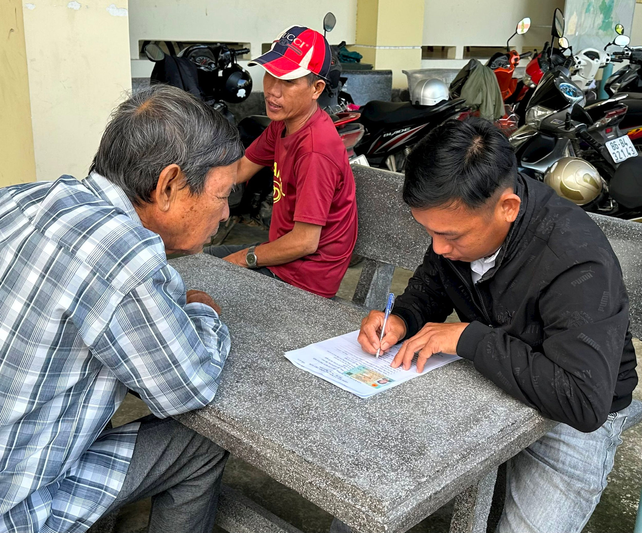 Do lượng người đông nên vẫn có người phải ra ngoài ghi hồ sơ
