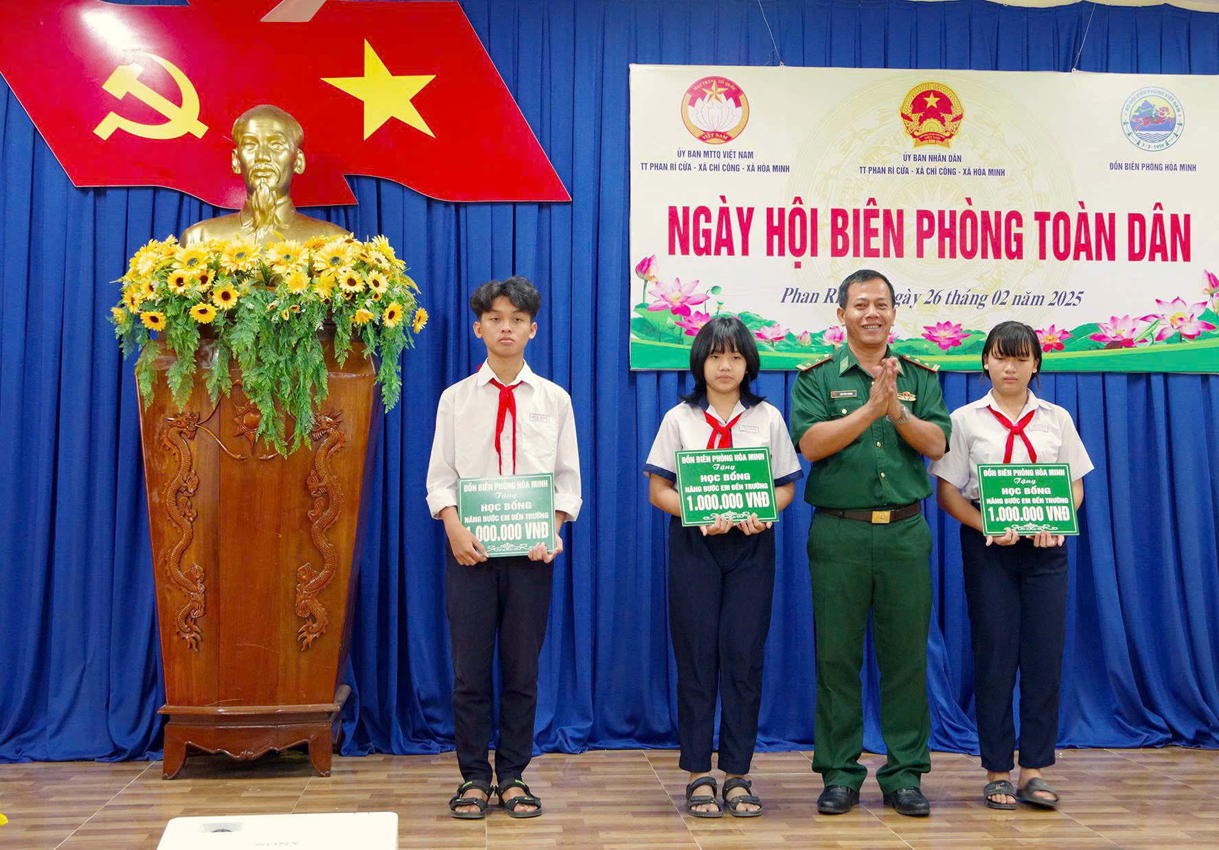 Đồn Biên phòng Hòa Minh trao học bổng cho học sinh nghèo tại Ngày hội Biên phòng toàn dân 2025.