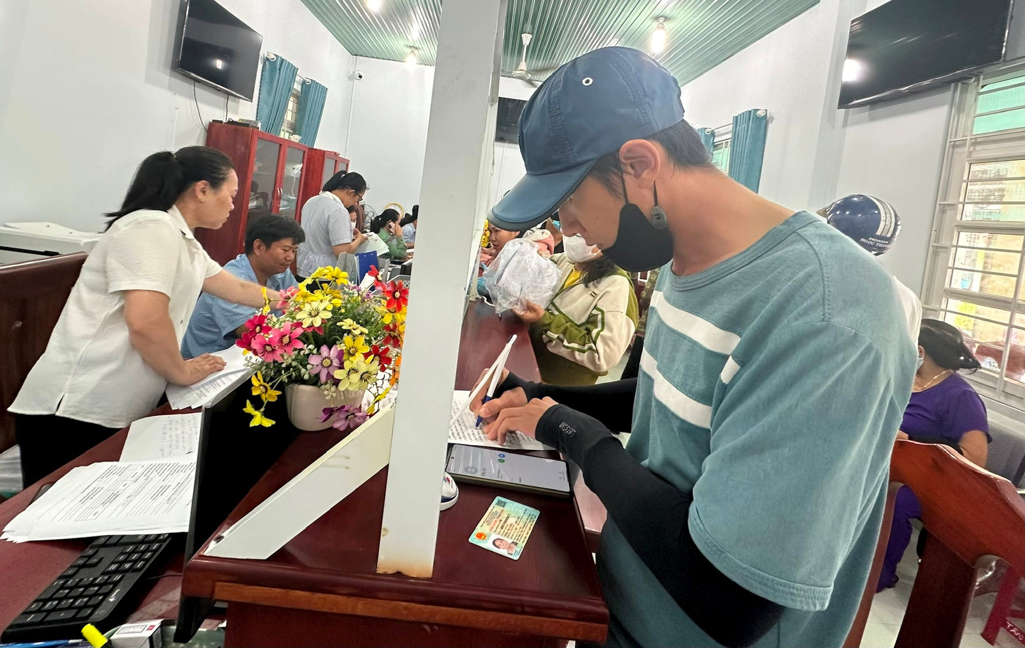 Đông đảo người dân đến giải quyết thủ tục hành chính