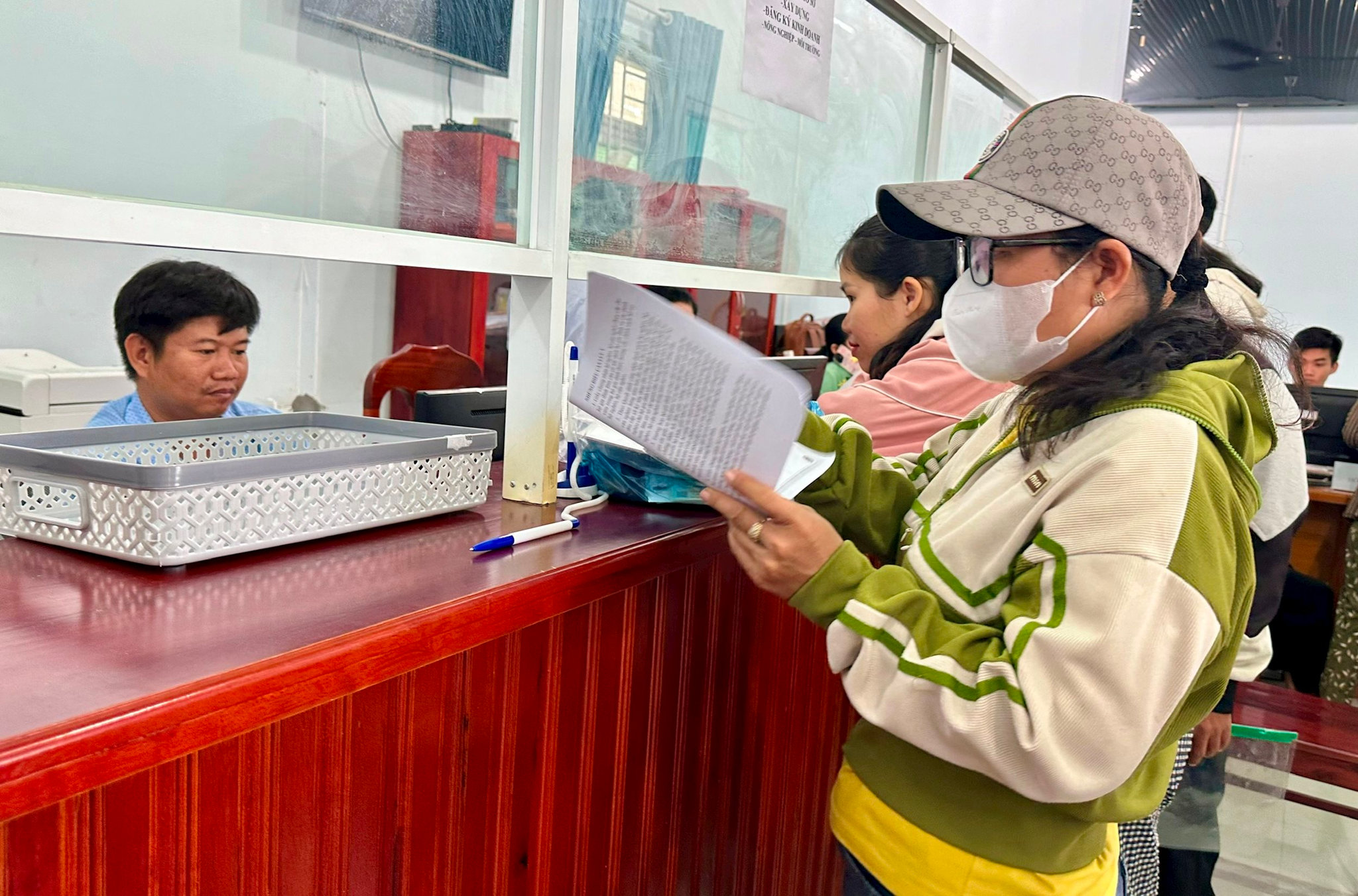 Người dân đến làm thủ tục tại Trung tâm