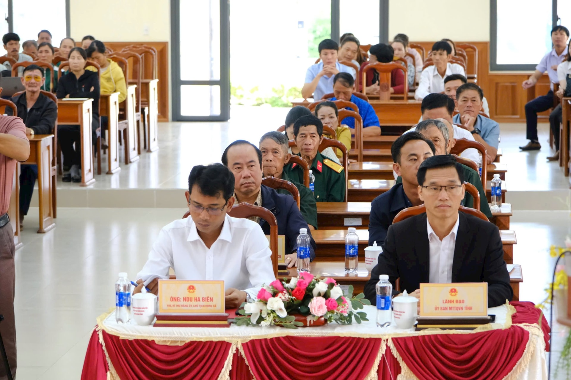 តំណាងមន្ទីរខេត្ត និងថ្នាក់ដឹកនាំគណៈកម្មាធិការប្រជាជនឃុំទំនប់២ បានចូលរួមប្រជុំជាមួយអ្នកបោះឆ្នោត។