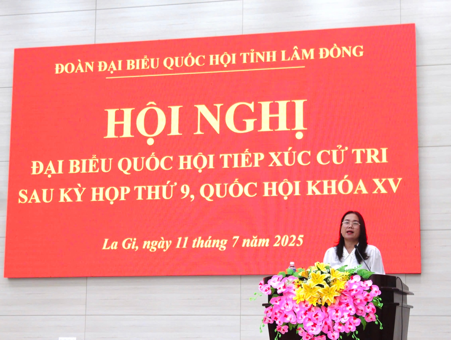 Bà Đặng Thị Hồng Lâm - Chủ tịch UBND phường La Gi trả lời kiến nghị của cử tri