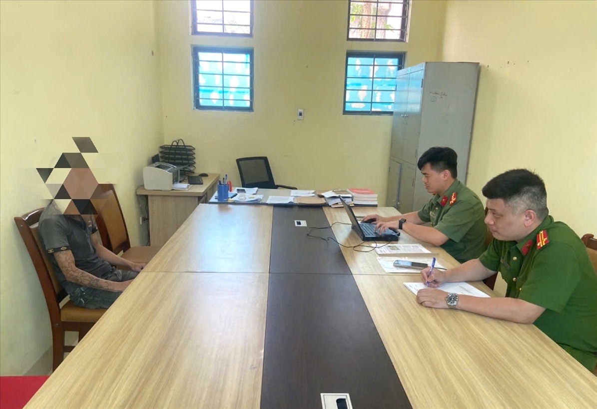 Công an xã Ba Chẽ làm việc với trường hợp C.V.H về hành vi đăng tải thông tin dâm ô, đồi trụy.