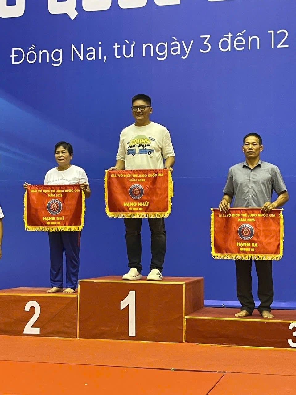 គ្រូបង្វឹក Huynh Ngoc Phong ទទួលបានរង្វាន់ទី៣សម្រាប់ក្រុមយុវជន។