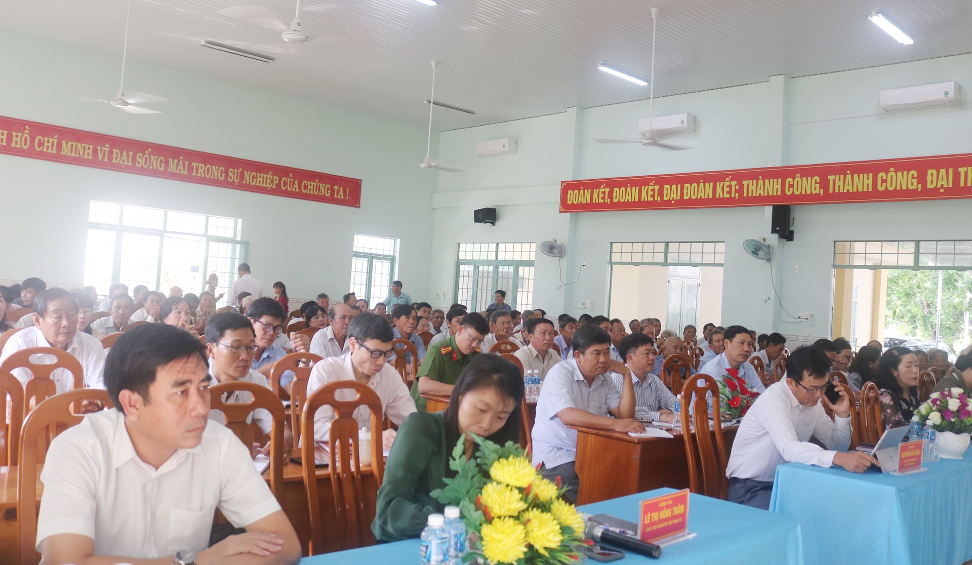 Người dân Hàm Liêm dự tiếp xúc cử tri
