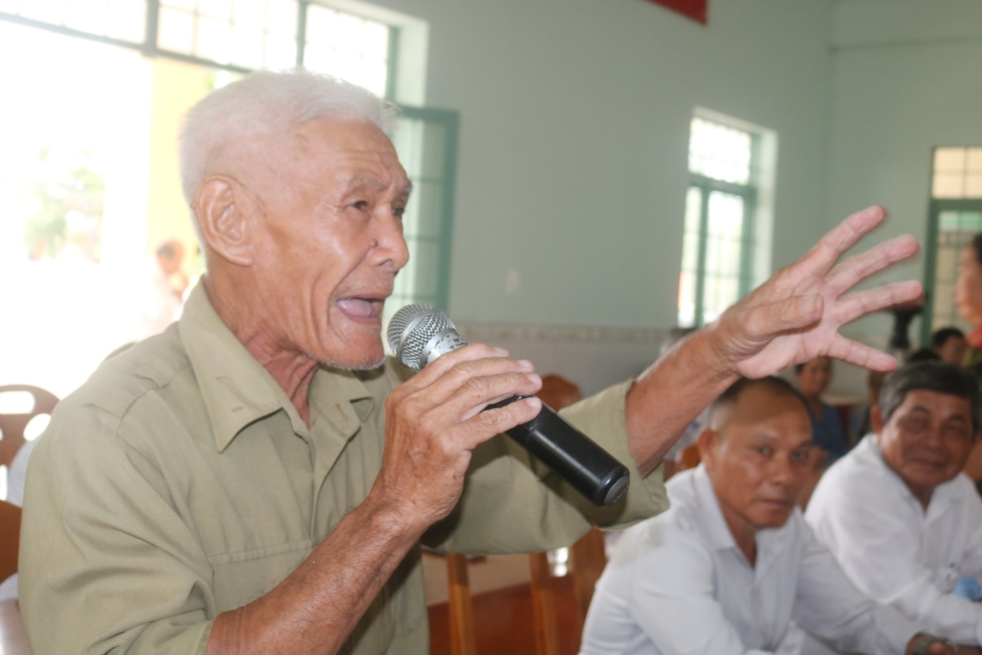 Cử tri phát biểu ý kiến