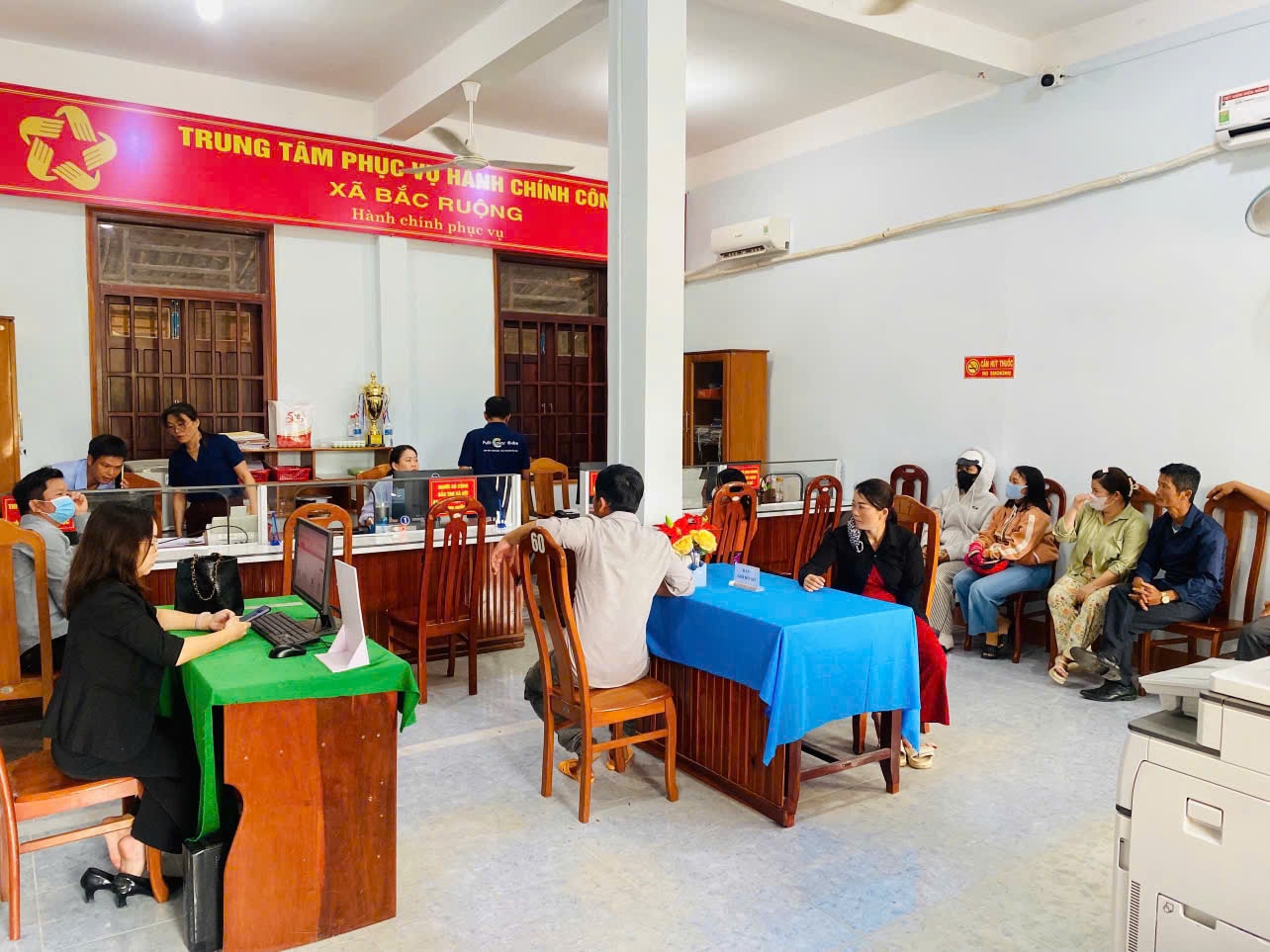 Người dân đến giải quyết thủ tục hành chính