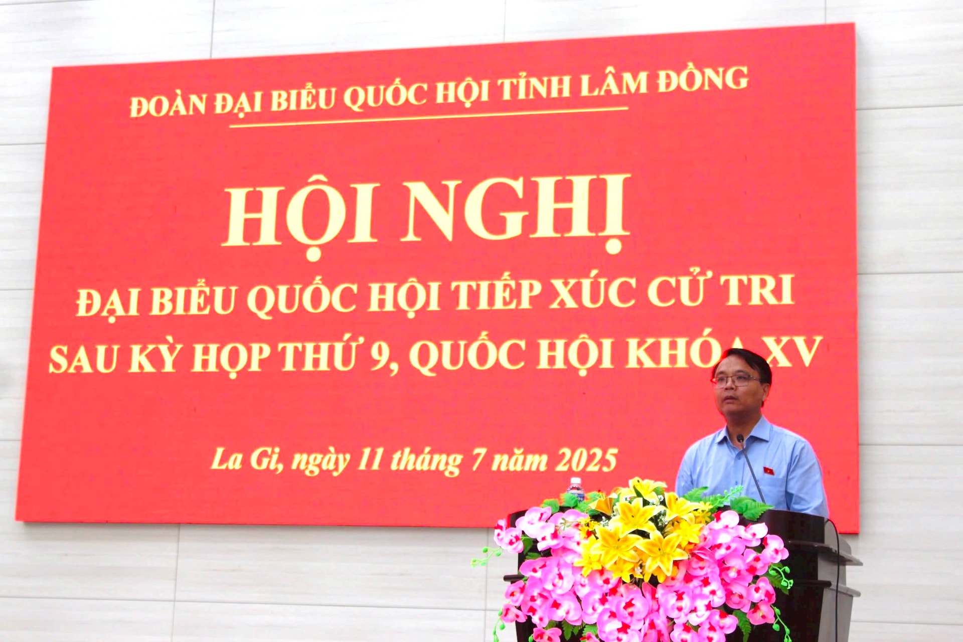 Ông Đặng Hồng Sỹ – Phó Bí thư Tỉnh ủy Lâm Đồng, Ủy viên Ủy ban Công tác đại biểu của Quốc hội thông tin thêm với cử tri xung quanh kiến nghị.