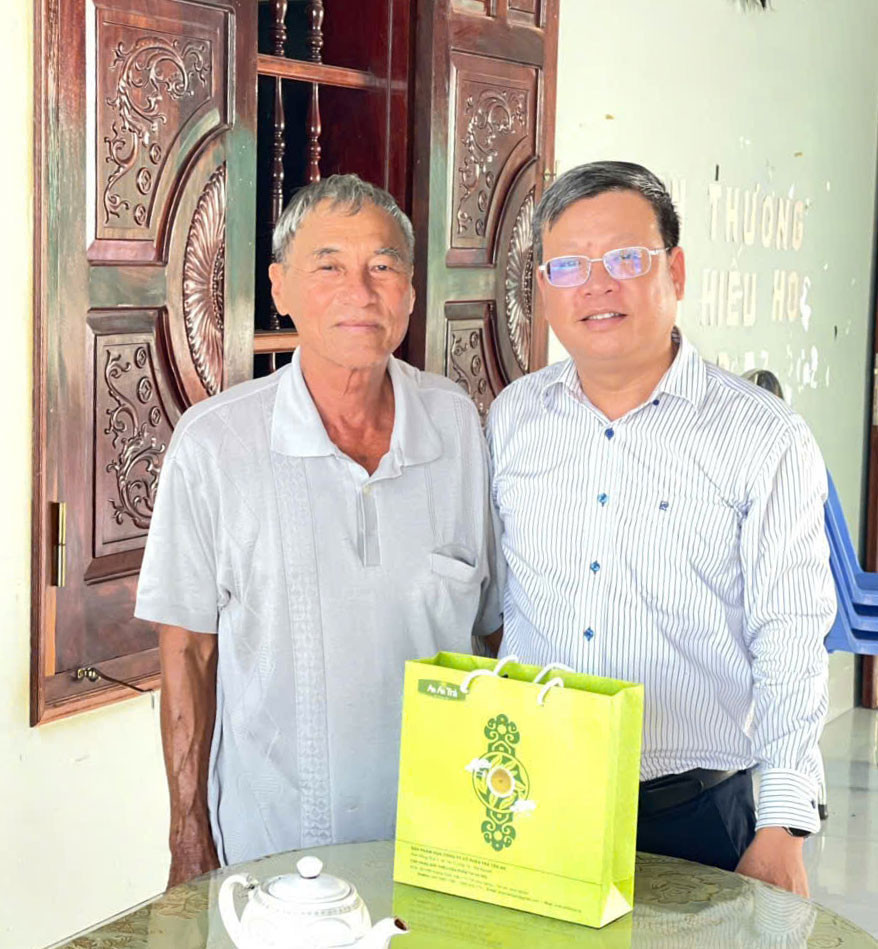 ong-nguyen-duc-hai-tung-bi-thu-xa-hoa-thang-tham-ong-nguyen-van-hop-nguyen-chu-tich-ubnd-xa-hong-phong-cu-(1).jpg
