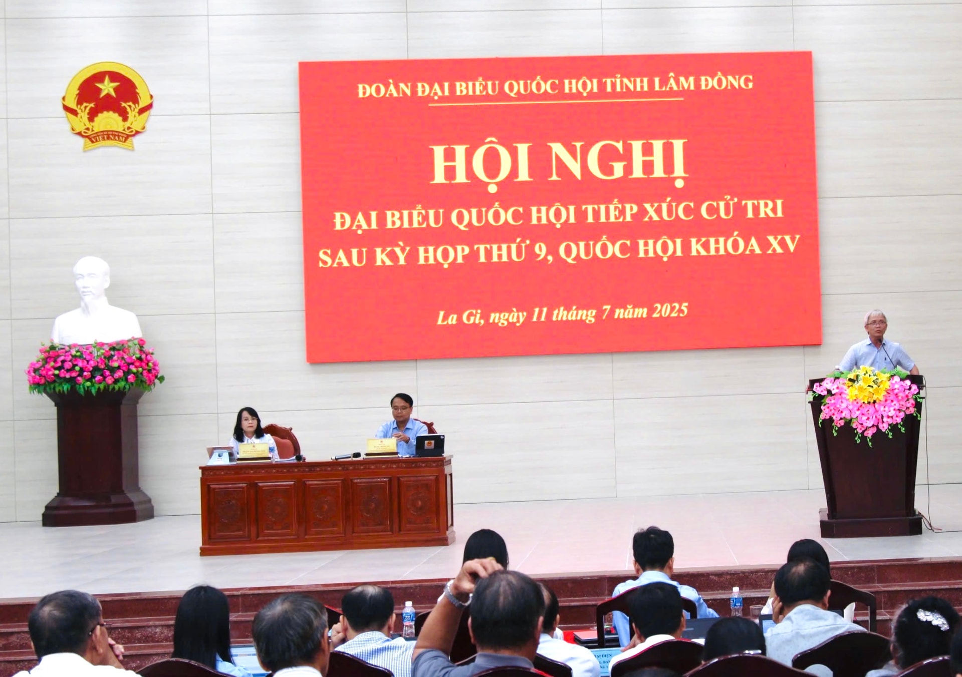 Quang cảnh buổi tiếp xúc cử tri